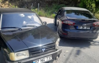 İki otomobil çarpıştı; 1 yaralı var