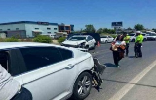 Kırmızı ışıkta yavaşlayan otomobillerin arasına...