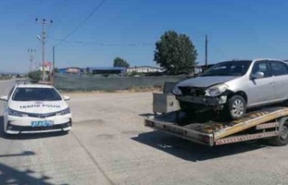 Kontrolden çıkan otomobil bariyerlere çarpıp karşı...