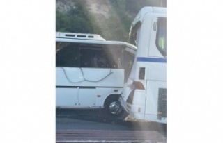 Otel servis otobüsüne servis midibüsü çarptı