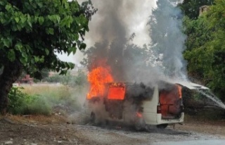 Park halindeki minibüsü yaktılar