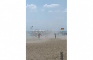 Sahilde hortum çıktı, tatilciler neye uğradığını...