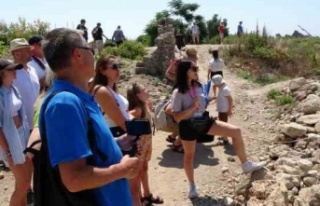 Side'ye gelen turist kafilelerinden tarihi eserlerin...