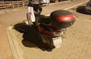 Sokak köpeklerinden kaçarken kaza yaptı