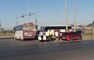 Tur midibüsü ile otomobilin kazası ucuz atlatıldı