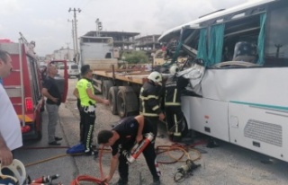 Tur midibüsü tıra arkadan çarptı: 1 ölü, Rus...