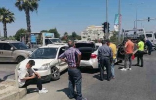 'U' dönüşü yapan beton mikseri motosikletle...