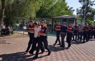 Ukraynalı kadın tefecinin elindeki kelepçeyi gizleme...