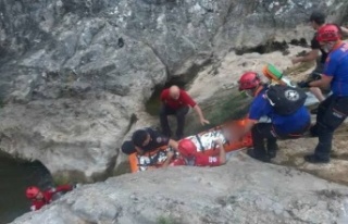 Alanya’da kayalıklardan düşüp ağır yaralandı