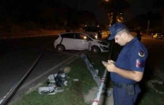 Alkollü otomobil sürücüsü elektrik direğini...