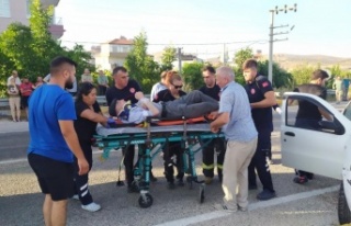 Antalya'da kontrolsüz kavşakta kaza: 3 yaralı