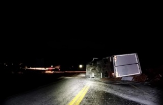 Antalya’da tır devrildi: 1 yaralı
