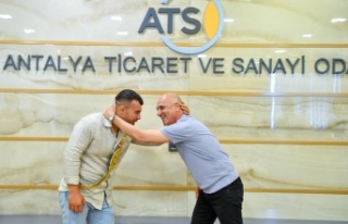 Başkan Ali Bahar’dan başpehlivana ‘El ense’