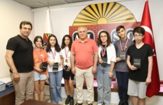 Başkan Erdem şampiyonları ağırladı