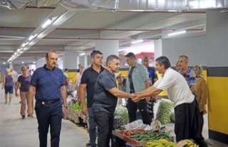Başkan Yücel Cuma Pazarı’nda esnaf ve vatandaşlarla...