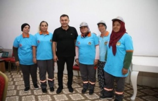 Başkan Yücel'den temizlik ekibine mesai teşekkürü