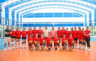 Başkan Yücel yeni kapalı spor salonunu hizmete...