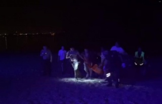 Boğulma tehlikesi geçiren gencin başında ilk yardım...