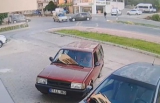 İki aracın arasında kalmaktan saniyelerle kurtuldu,...