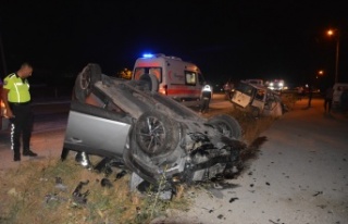 İki otomobil çarpıştı: 1 ölü, 2 yaralı var