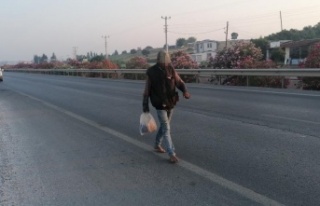 Karayolunun ortasında çıplak ayakla yürüyünce...