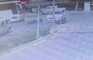 Kavşakta otomobille çarpışan motosiklet sürücüsü...