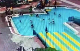 Kaydıraktan yüzüstü kayarken başını havuzun...