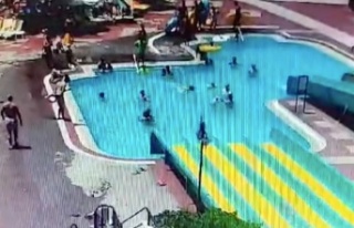 Kaydıraktan yüzüstü kayarken başını havuzun...