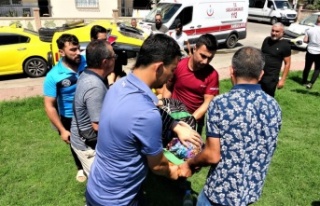 Kazada takla atan ticari taksi park içerisinde yan...