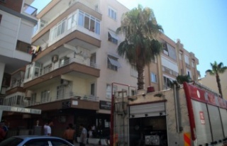 Mahalle sakinlerini sokağa döken yangında daire...