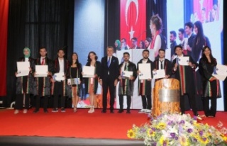 Mezun olan 290 hukuk fakültesi öğrencisi yemin...