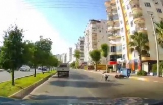 Motosikletlinin, yola dökülen yağdan kayıp düştüğü...