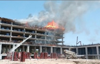 Otel inşaatının kalıpları alev alev yandı, devreye...