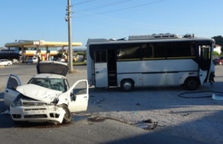Otel servisi ile otomobil çarpıştı: 4 yaralı