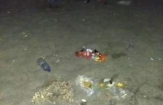 Sahilde bırakılan çöpler tepki çekti