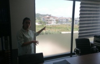 Sokaktaki araçtan açılan ateş iş yerinde paniğe...