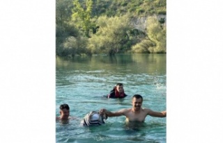 Sular yükselince adacıkta mahsur kaldılar