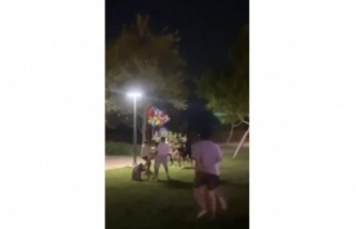 Yerdeki gencin yüzüne topa vurur gibi tekme attı