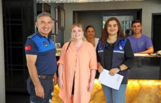 Zabıtalar bulduğu çantayı İngiliz turiste teslim...