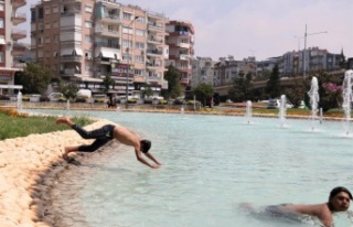 Antalya’da sıcak ve nemli havada bunalan çocuklar...