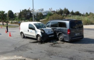 Antalya’da tur minibüsü ile hafif ticari araç...