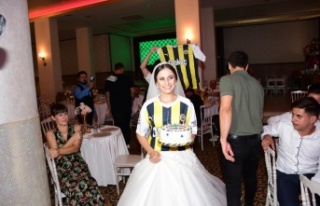Gelinden damada düğünde Fenerbahçe forması ve...