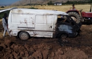 Kamyonet takla atıp alev aldı, sürücü vatandaşlar...