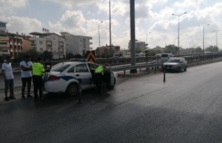 Kaza yapan motosiklete çarpmamak istedi, çelik bariyerlere...