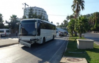 Otel servis otobüsü 2 araca çarptı: 6 yaralı
