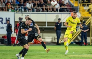 Alanyaspor ilk yenilgisini Fenerbahçe'den aldı