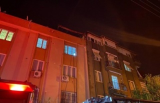 Antalya’da çatı katı alev alev yandı, mahalleli...