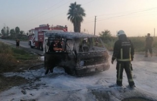 Araç yanmaya başlayınca sahibi bırakıp evine...