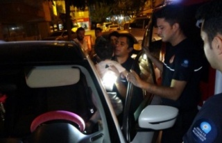 Araçta mahsur kalan çocuğu itfaiye ekipleri kurtardı