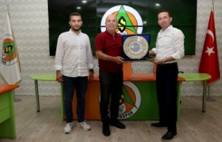 Başkan Çavuşoğlu'na teşekkür plaketi